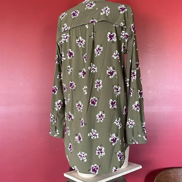 BNWOT Duluth trading company, green floral top - Picture 9 of 16